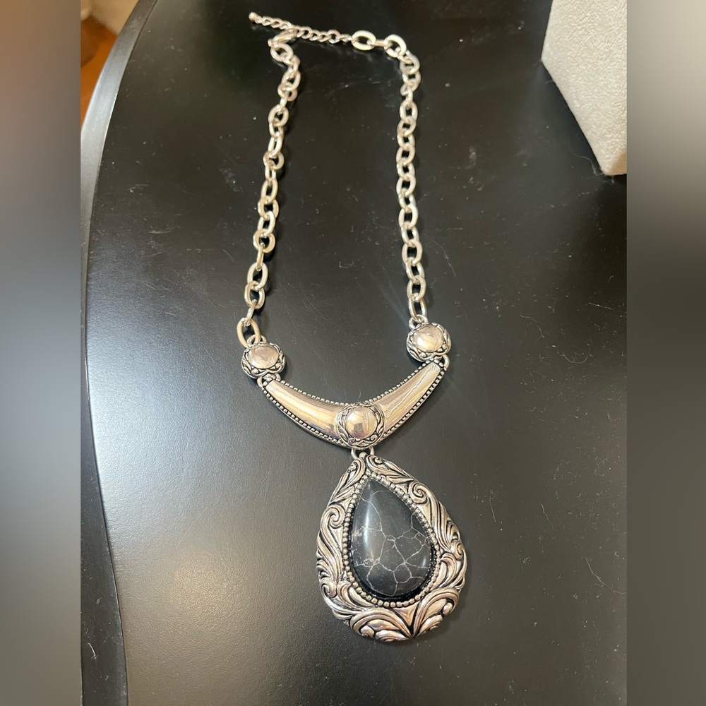 Elegant Silver and Black Pendant Necklace Vintage - Picture 5 of 9